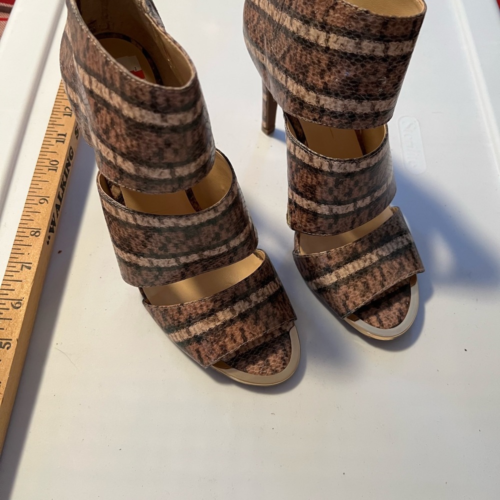 Jessica Simpson size 8, open toe bootie heel brown